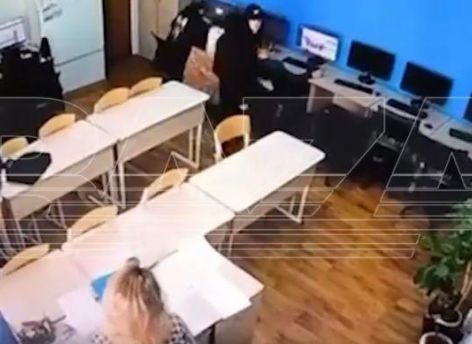 ​Экс-студент Лангепаса находится под стражей за попытку убийства учителя