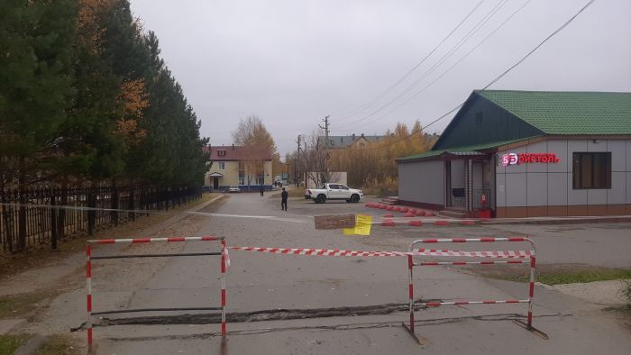 ​Асфальт уходит под землю: в городе ХМАО обрушилась дорога