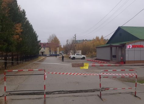 ​Асфальт уходит под землю: в городе ХМАО обрушилась дорога