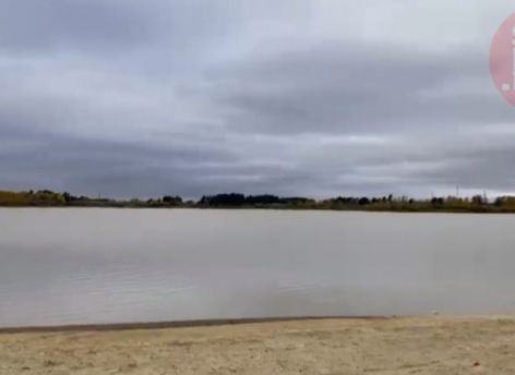 ​Озеро Копань за ТЦ «Купец» в Сургуте стало цементного цвета