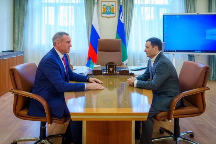 ​Руслан Кухарук поблагодарил и наградил Алексея Шипилова за работу первым замгубернатора Югры