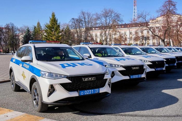 ​Александр Моор передал сотрудникам Госавтоинспекции 15 патрульных автомобилей