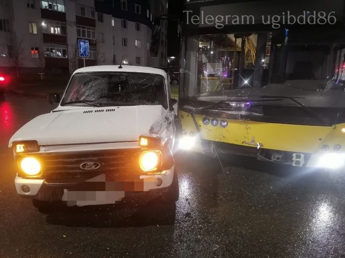 ​Пассажирский автобус попал в ДТП в Сургуте: пострадали два человека