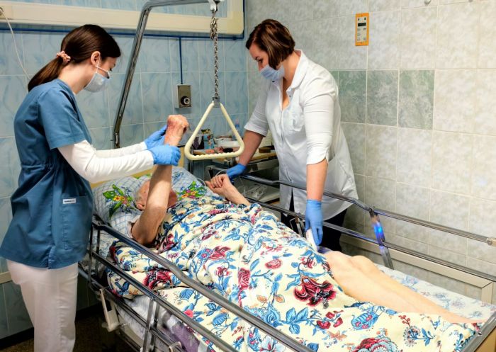 Сургутские врачи поставили на ноги 96-летнего пациента с переломом шейки бедра