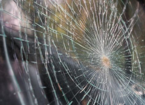 ​В Сургуте вандалы разбили стекла двух автобусов «СПОПАТ»