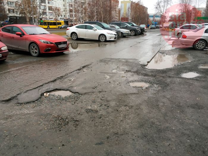 ​Смотрите под ноги: дворы Сургута покрыты ямами // ФОТОРЕПОРТАЖ