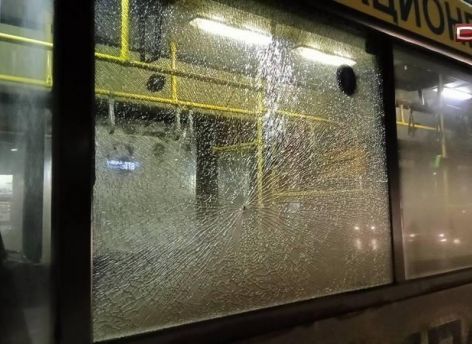 В Сургуте нашли вандалов, которые разбили стекла двух автобусов