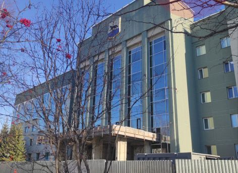 ​Ремонт крыльца мэрии Сургута за 20 млн не успели завершить к сроку