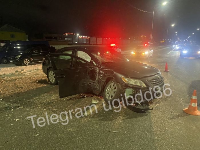 ​Трое пострадавших: в столице ХМАО автоледи занесло на встречку