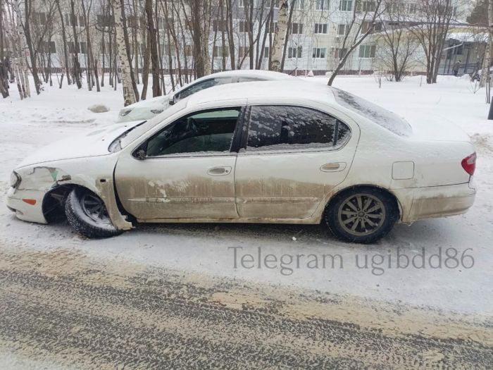 ​В Сургуте водитель иномарки не учел метеоусловия и врезался в дерево