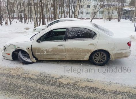 ​В Сургуте водитель иномарки не учел метеоусловия и врезался в дерево