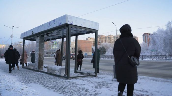 ​В Сургуте устанавливают новые остановочные комплексы