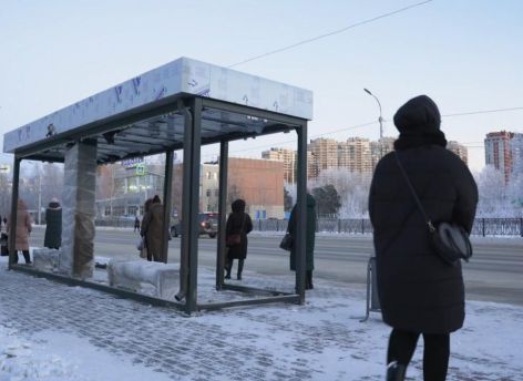 В Сургуте устанавливают новые остановочные комплексы