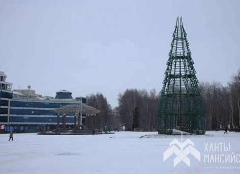 На центральной площади Ханты-Мансийска устанавливают главную новогоднюю елку