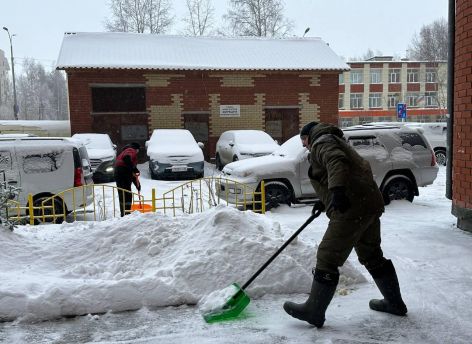 ​В России не хватает дворников, токарей и сварщиков