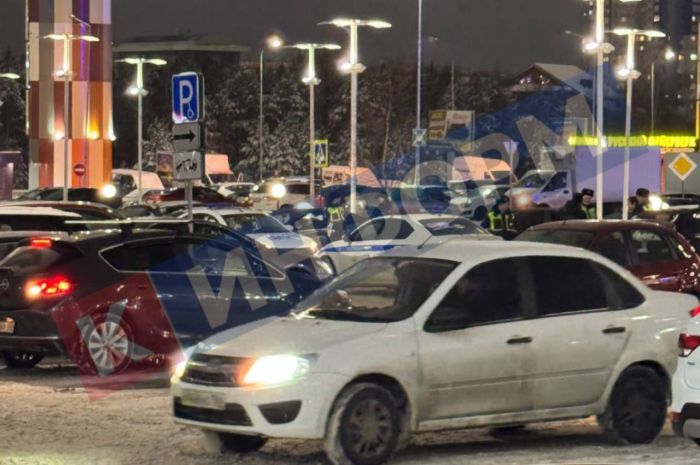 ​СМИ: в ТРЦ «Аура» в Сургуте задержали целый автобус мигрантов