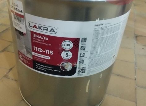 ​Красят или травят? Жители Сургута жалуются на токсичный запах в подъезде