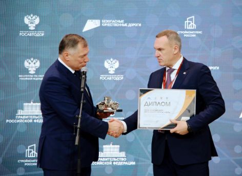 ​Марат Хуснуллин наградил Руслана Кухарука за достижения Югры в сфере дорожного строительства