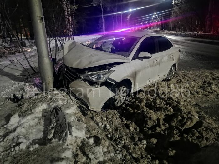 ​В Сургуте водитель отвлекся и врезался в столб