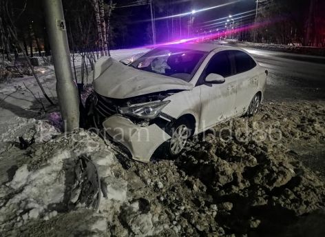 ​В Сургуте водитель отвлекся и врезался в столб