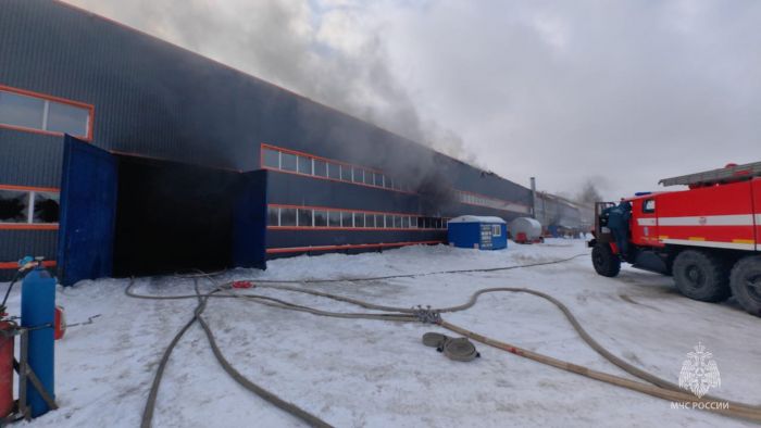 ​В Сургуте загорелся производственный бокс 