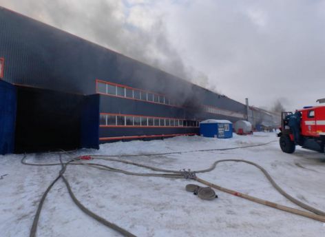 ​В Сургуте загорелся производственный бокс 