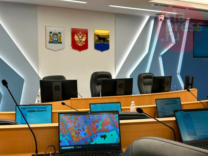  «Общественное пространство в месте, где торгуют коврами и самсой»: в Сургуте решили оставить ТЦ «Югра-Молл»
