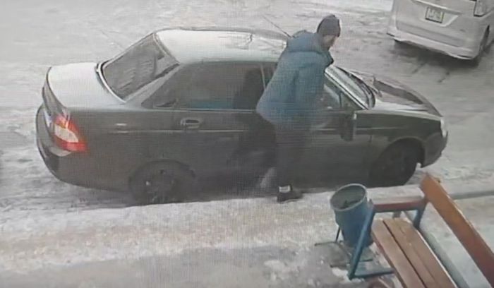 В Нижневартовске дебошир попытался угнать машину и разгромил ее