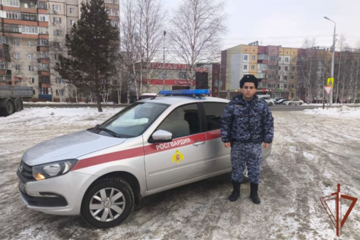 В Сургуте росгвардеец спас жизнь выпавшей из окна девушке