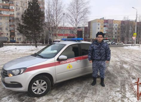 В Сургуте росгвардеец спас жизнь выпавшей из окна девушке