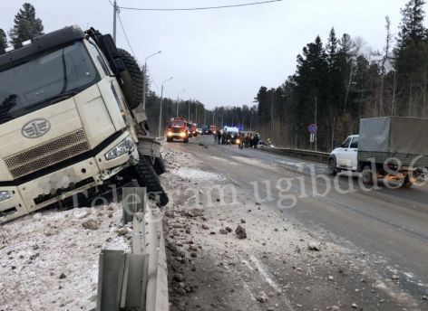 ​Два человека погибли в ДТП с грузовиком на трассе «Тюмень – Ханты-Мансийск»