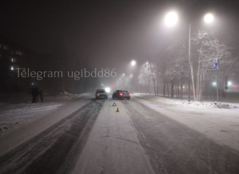 ​В Югре столкнулись две иномарки, есть пострадавшие