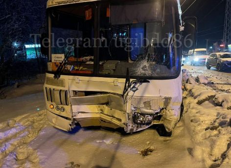 ​В ХМАО столкнулись три авто, есть погибшие