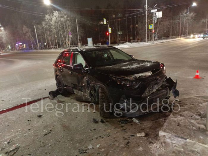 ​В Сургуте водитель проехал на «красный» и устроил ДТП с двумя пострадавшими