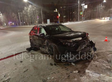 ​В Сургуте водитель проехал на «красный» и устроил ДТП с двумя пострадавшими