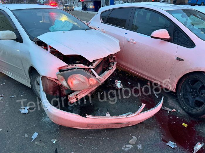 ​В Сургуте столкнулись две иномарки