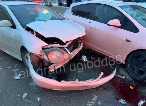 ​В Сургуте столкнулись две иномарки
