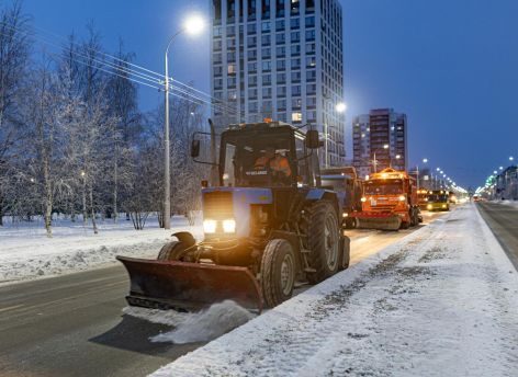 ​Около 120 единиц техники убирают снег в Сургуте