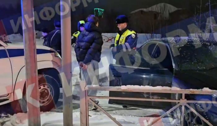 В Сургуте лихач пытался скрыться от полиции и влетел в забор
