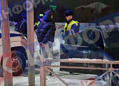В Сургуте лихач пытался скрыться от полиции и влетел в забор