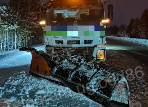 ​Водитель иномарки врезался в снегоуборочную технику на трассе ХМАО