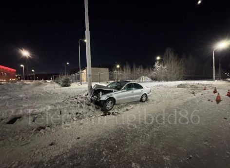 В Сургуте водитель Mercedes врезался в уличный фонарь
