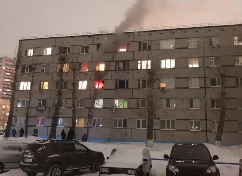 В пятиэтажном доме Сургута загорелась квартира