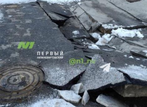 Возле мэрии в ХМАО провалился асфальт под снегоуборочной техникой