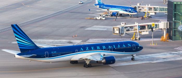 Azerbaijan Airlines приостанавливает полеты в десять городов России