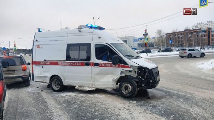 В Сургуте карета скорой помощи, везущая беременную женщину в перинатальный центр, попала в аварию