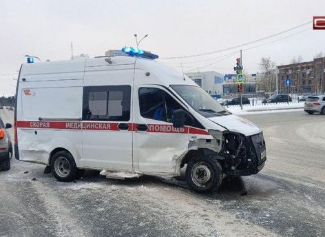 В Сургуте карета скорой помощи, везущая беременную женщину в перинатальный центр, попала в аварию
