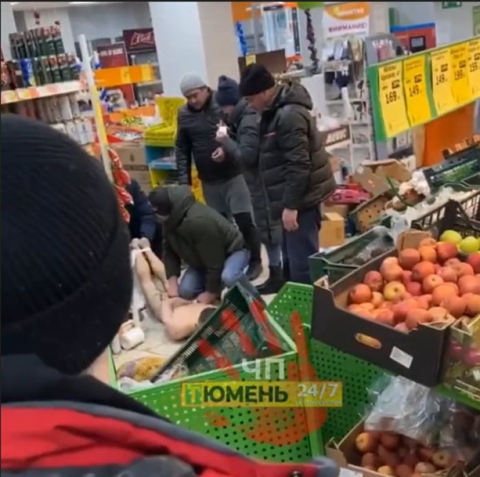 ​Кто-то начал отмечать – в Тюмени голый мужик с трубой напал на посетителей супермаркета