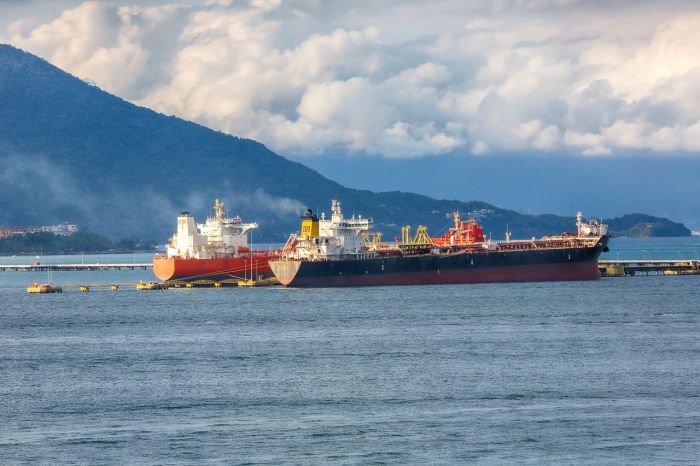 На черноморском побережье продолжают устранять нефтяное загрязнение