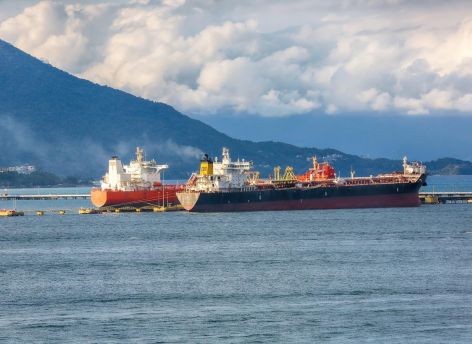 На черноморском побережье продолжают устранять нефтяное загрязнение
